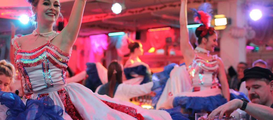 Wilde-Matilde-Deutsches-Restaurant-Variete-show-in-berlin-Nikolaiviertel