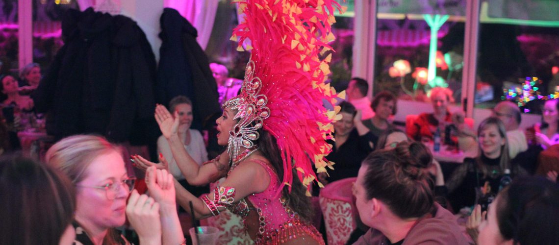 Wilde-Matilde-Deutsches-Restaurant-Variete-show-in-berlin-Nikolaiviertel