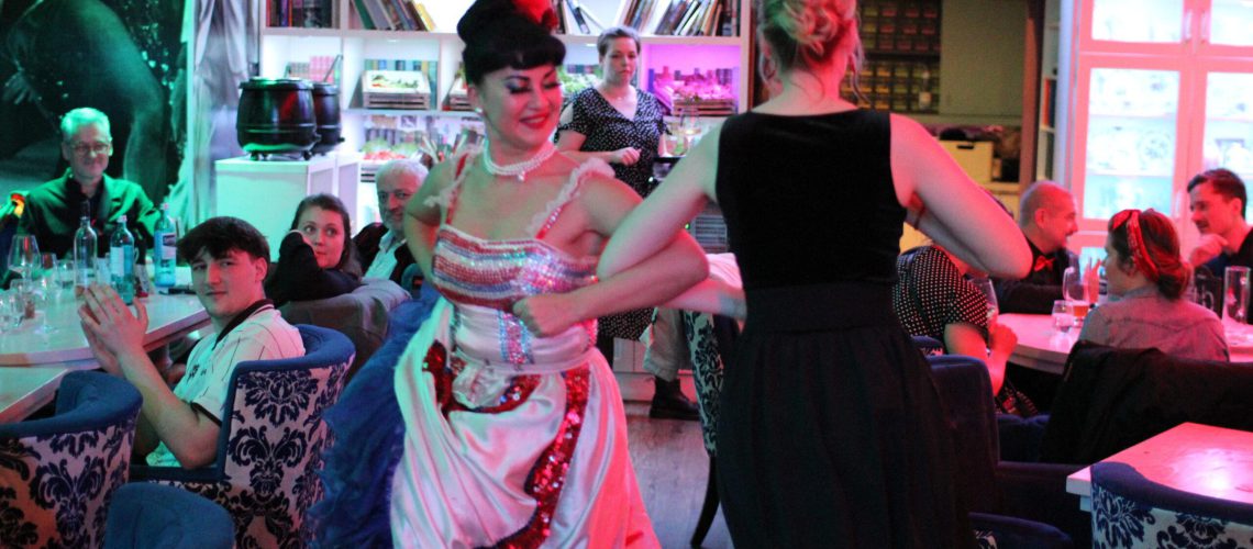 Wilde-Matilde-Deutsches-Restaurant-Variete-show-in-berlin-Nikolaiviertel-