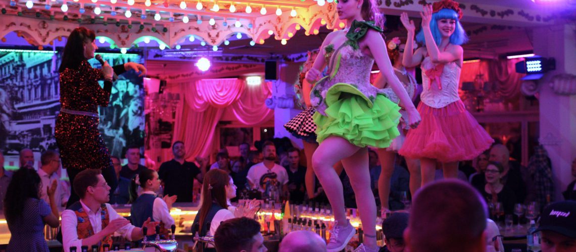 Wilde-Matilde-Deutsches-Restaurant-Variete-show-in-berlin-Nikolaiviertel